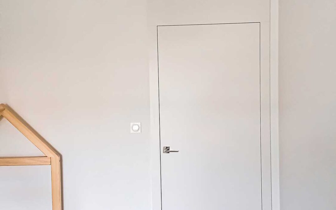 Drzwi białe gładkie z portalami